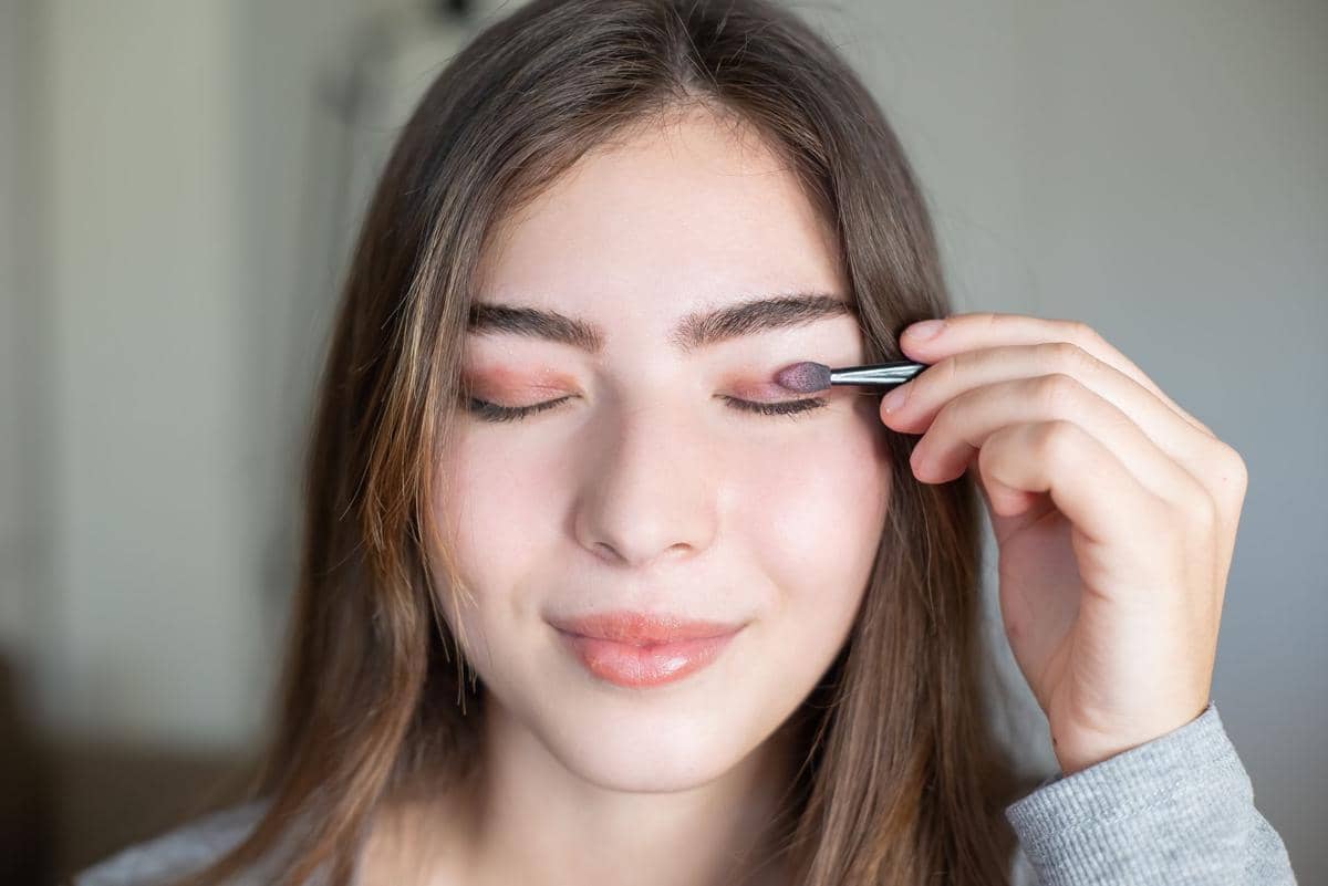 memakai eye makeup