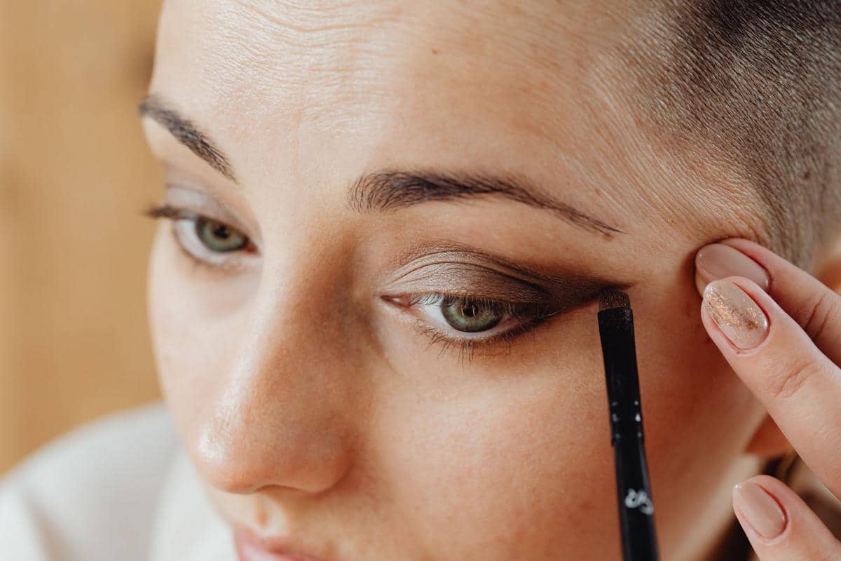 memakai eye makeup