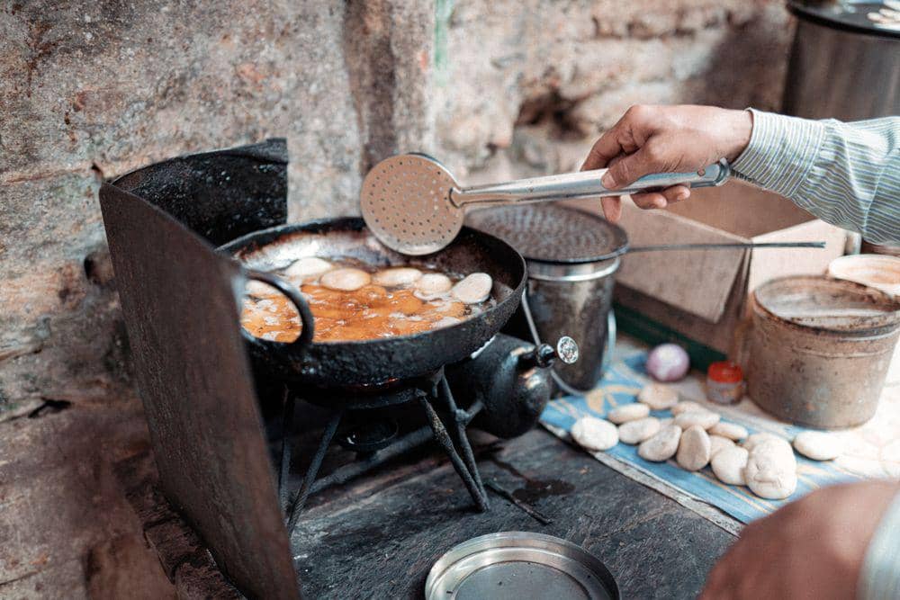ilustrasi menggoreng cireng