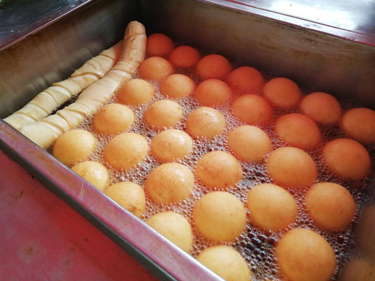 ilustrasi menggoreng bakso