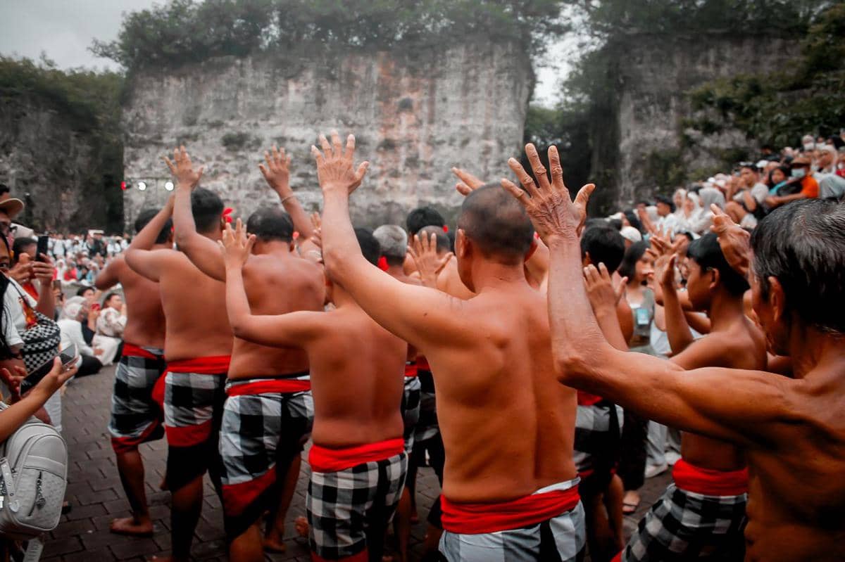 ilustrasi tari kecak di Garuda Wisnu Kencana (GWK) Cultural Park, Bali