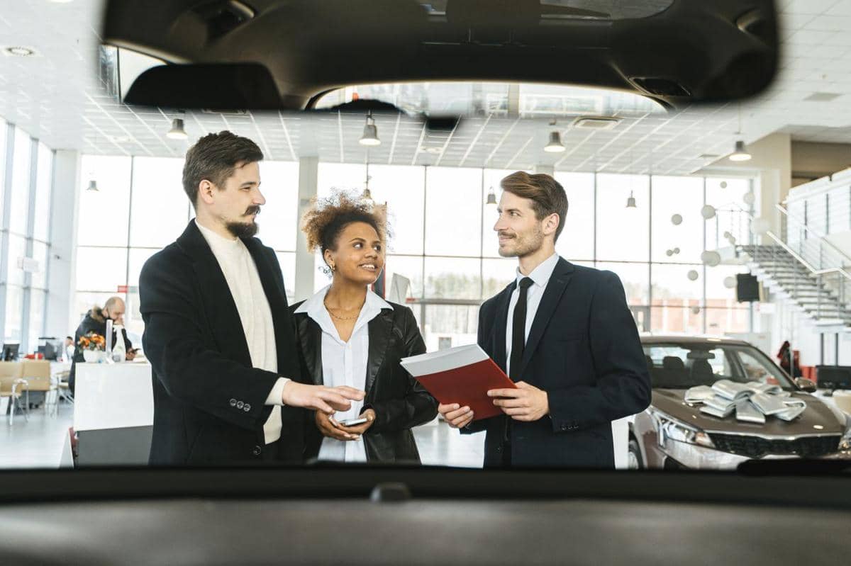 ilustrasi salesman, profesi sales, dealer mobil, jual beli mobil