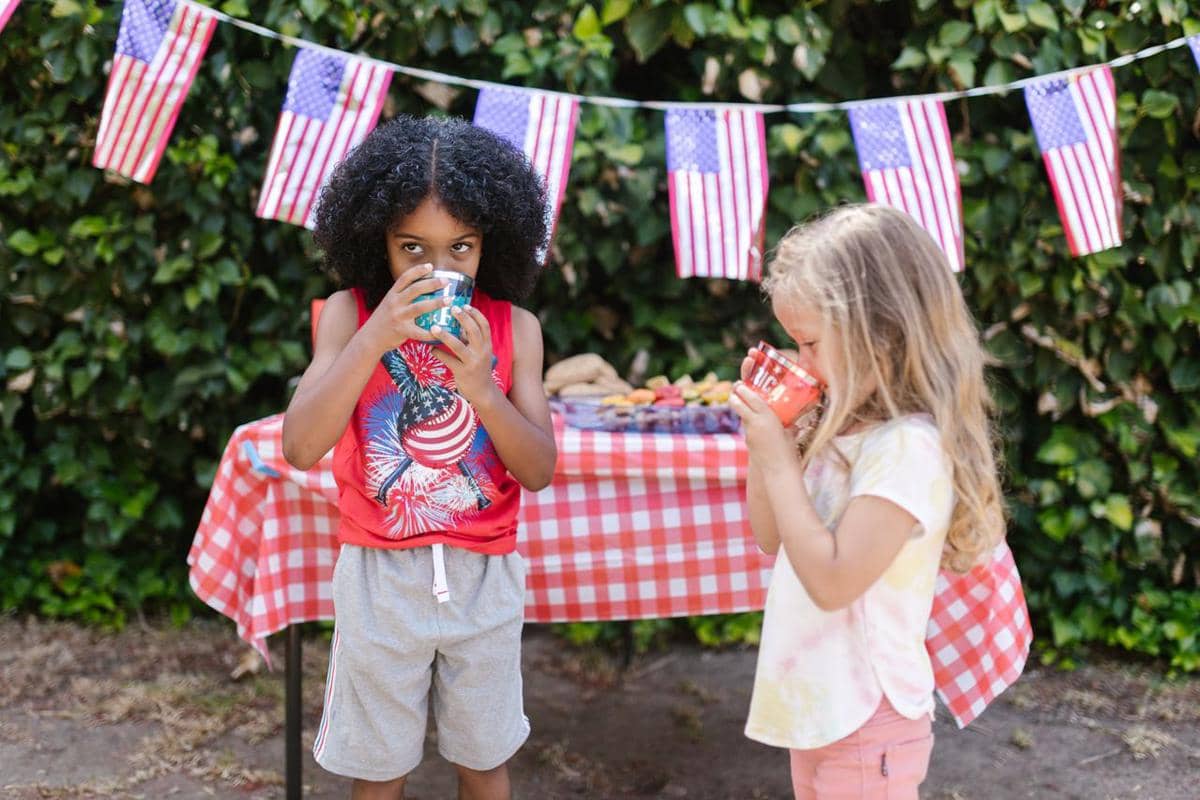 ilustrasi anak kecil bermain dengan teman, bendera Amerika Serikat