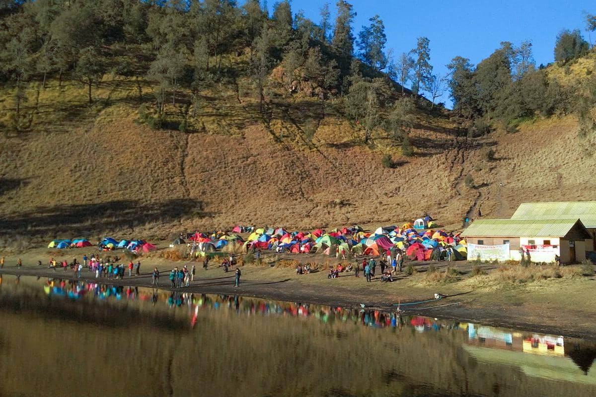 ilustrasi para pendaki di tepi Ranu Kumbolo