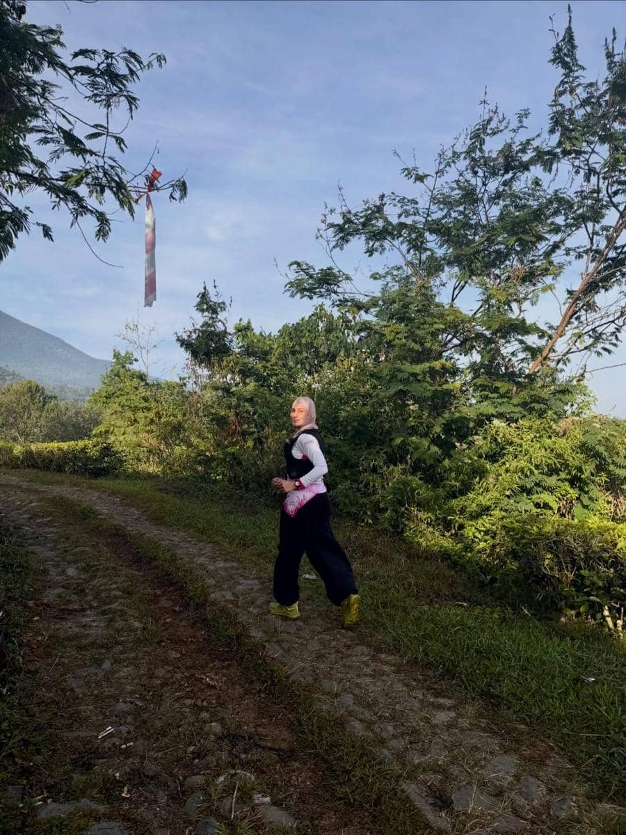 Dwi Handayani jajal trail run di kebun teh