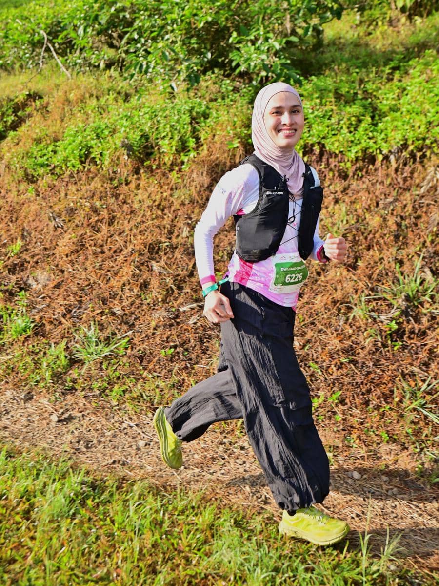 Dwi Handayani jajal trail run di kebun teh