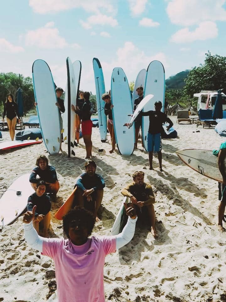 Karin Novilda berselancar di Tanjung Aan