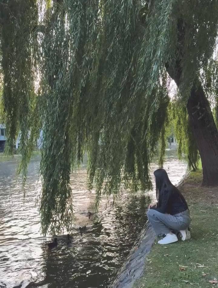 Raline Shah berjalan-jalan di Kota Amsterdam
