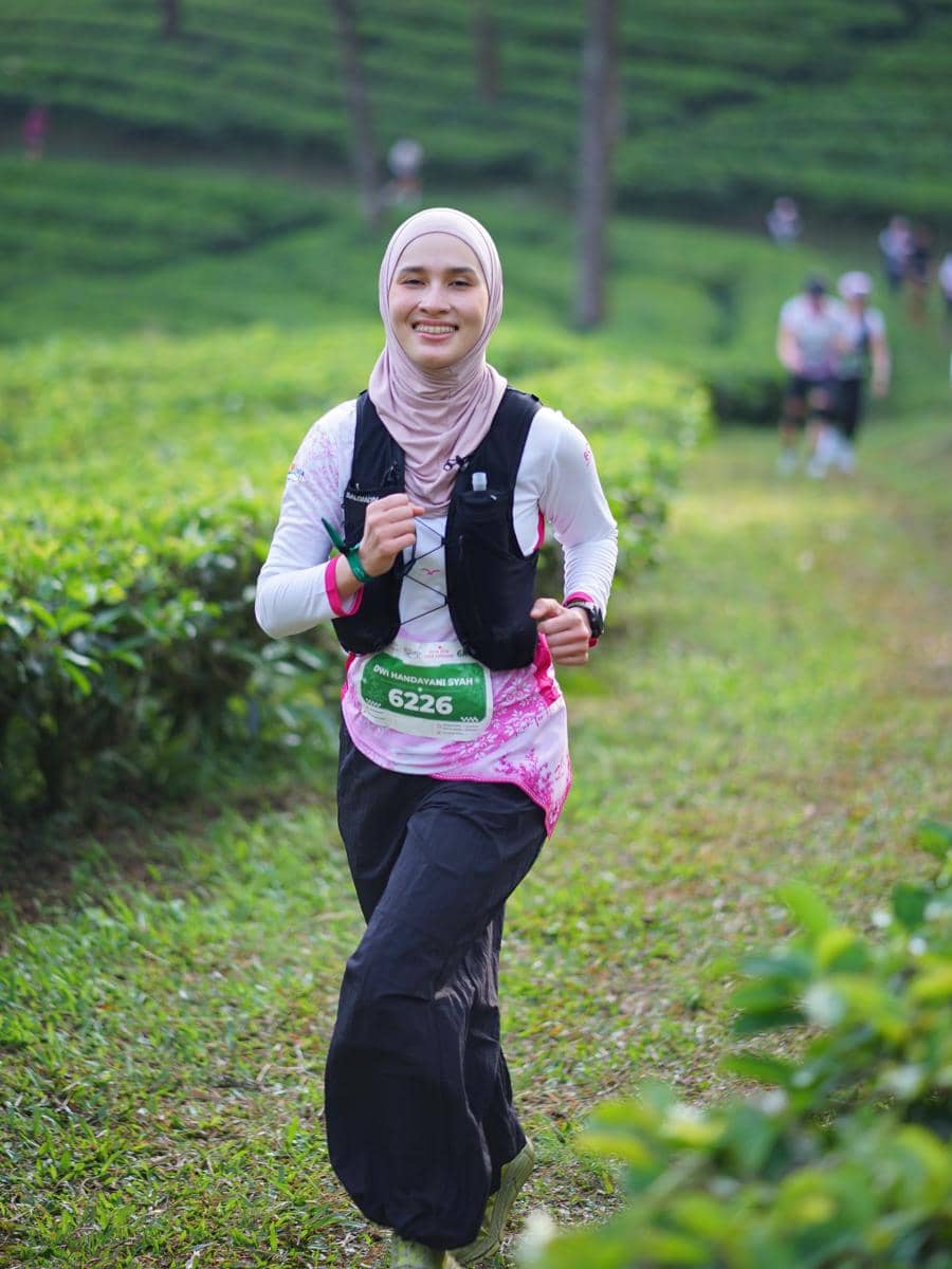 Dwi Handayani jajal trail run di kebun teh