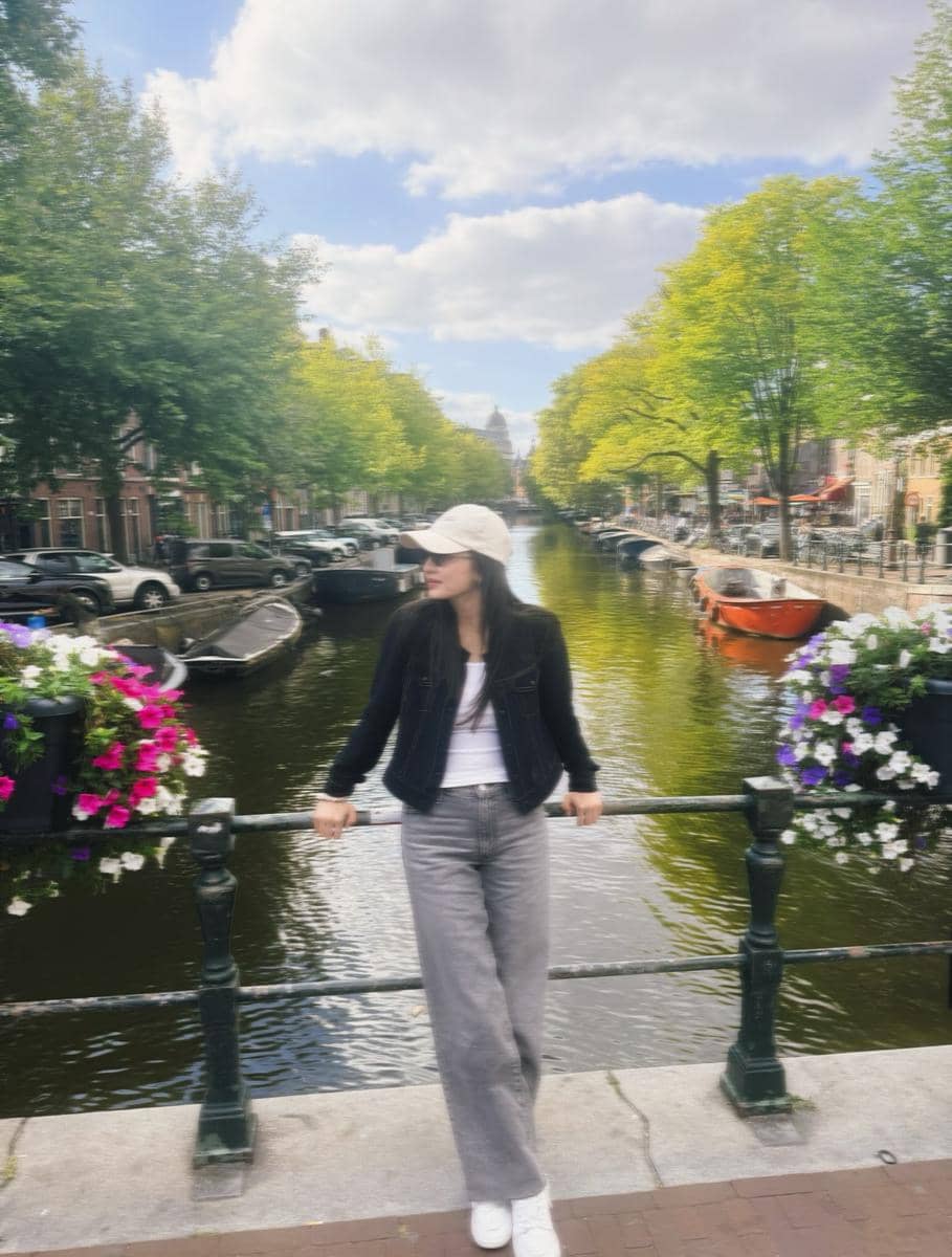 Raline Shah berjalan-jalan di Kota Amsterdam