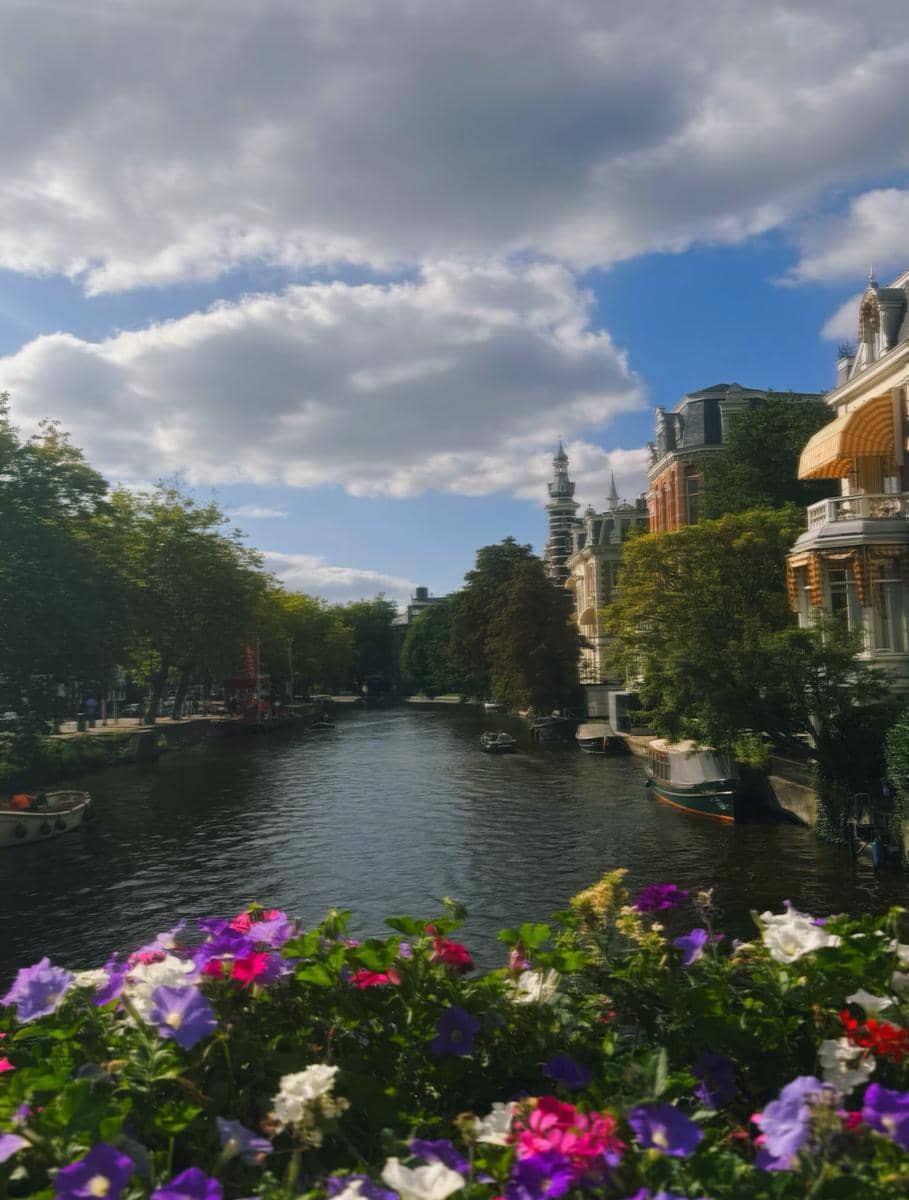 Raline Shah berjalan-jalan di Kota Amsterdam