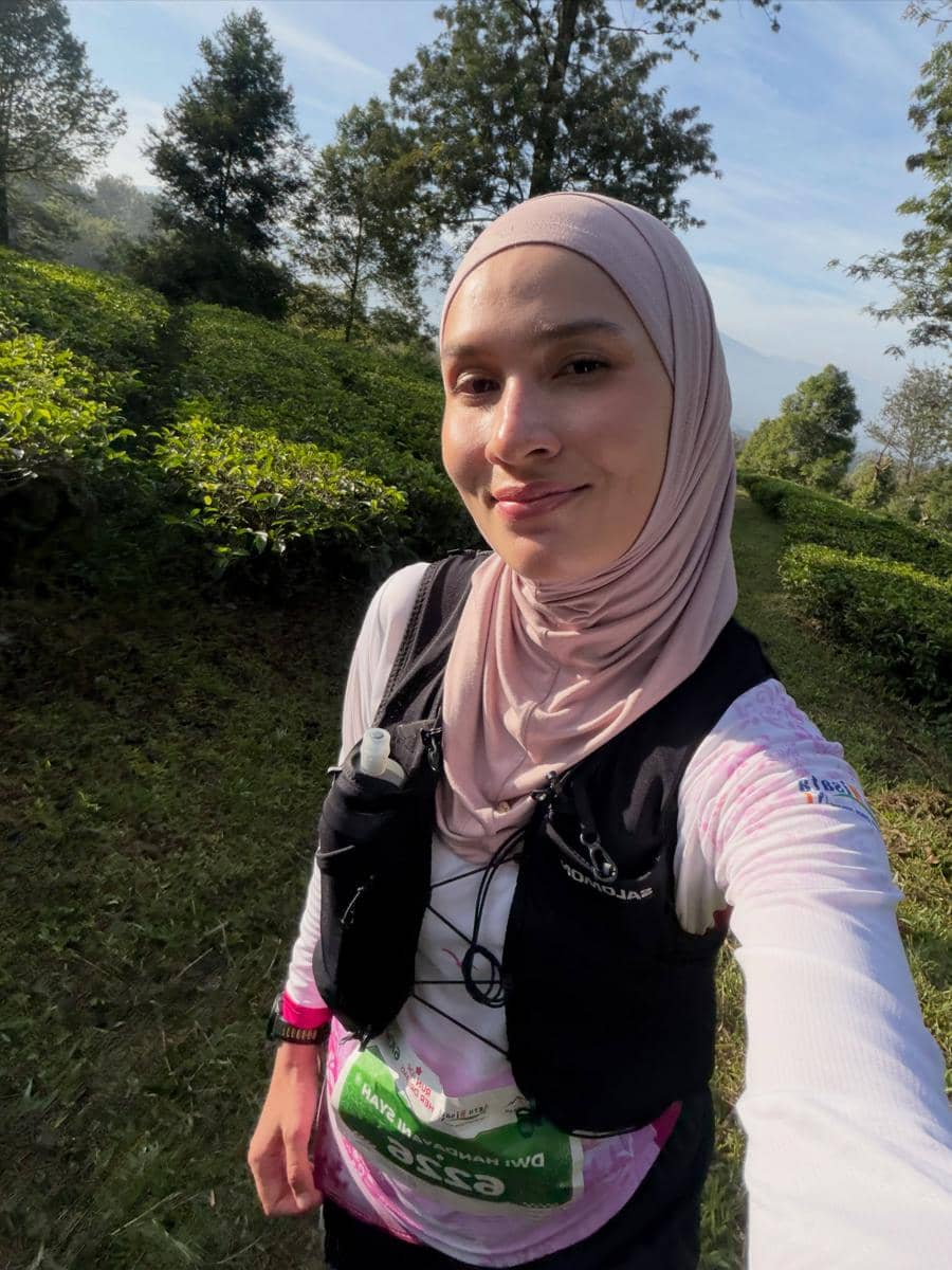 Dwi Handayani jajal trail run di kebun teh