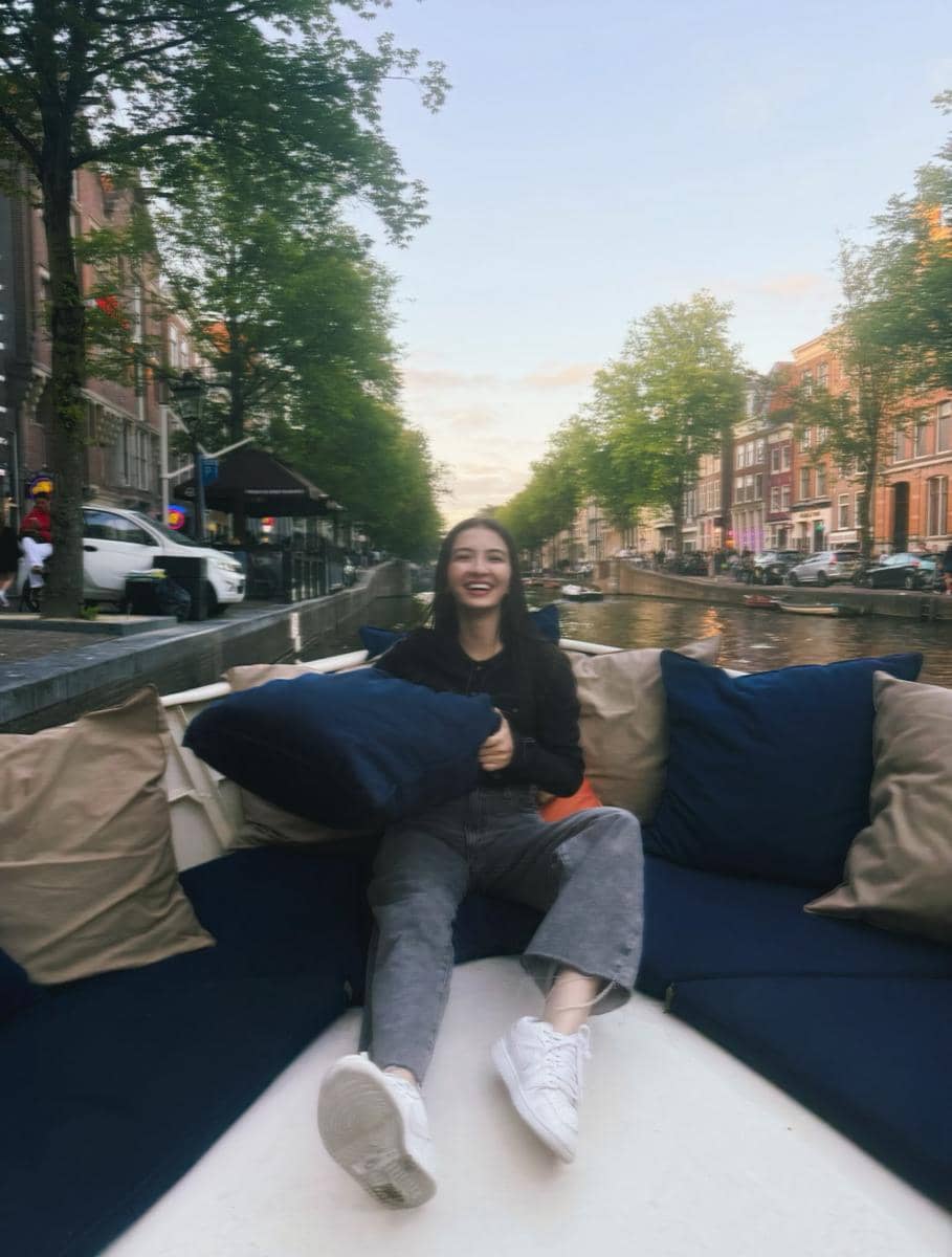 Raline Shah berjalan-jalan di Kota Amsterdam