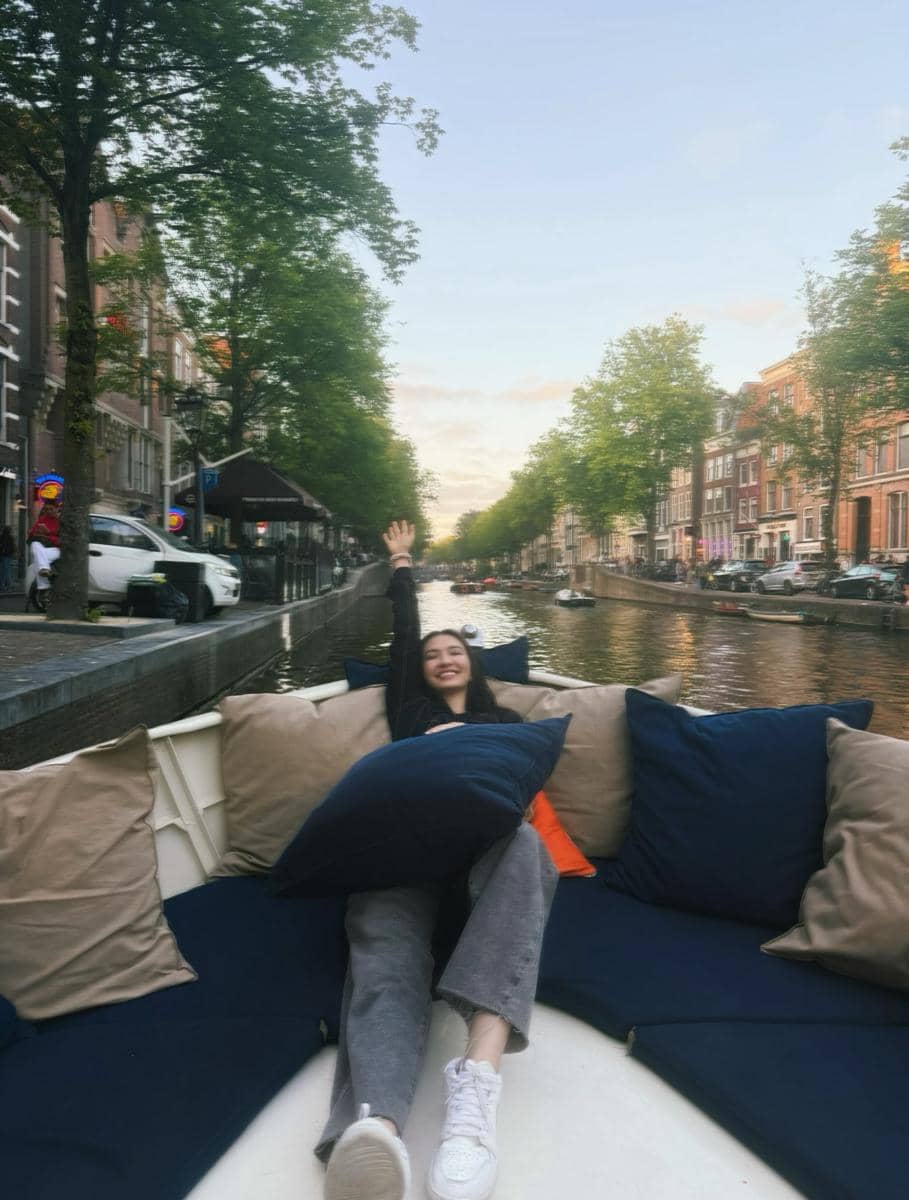 Raline Shah berjalan-jalan di Kota Amsterdam