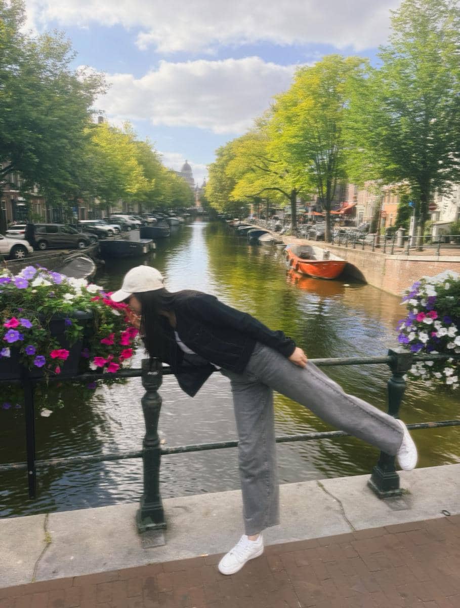 Raline Shah berjalan-jalan di Kota Amsterdam