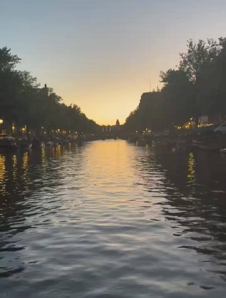 Raline Shah berjalan-jalan di Kota Amsterdam