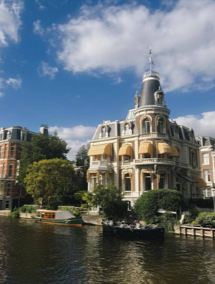 Raline Shah berjalan-jalan di Kota Amsterdam