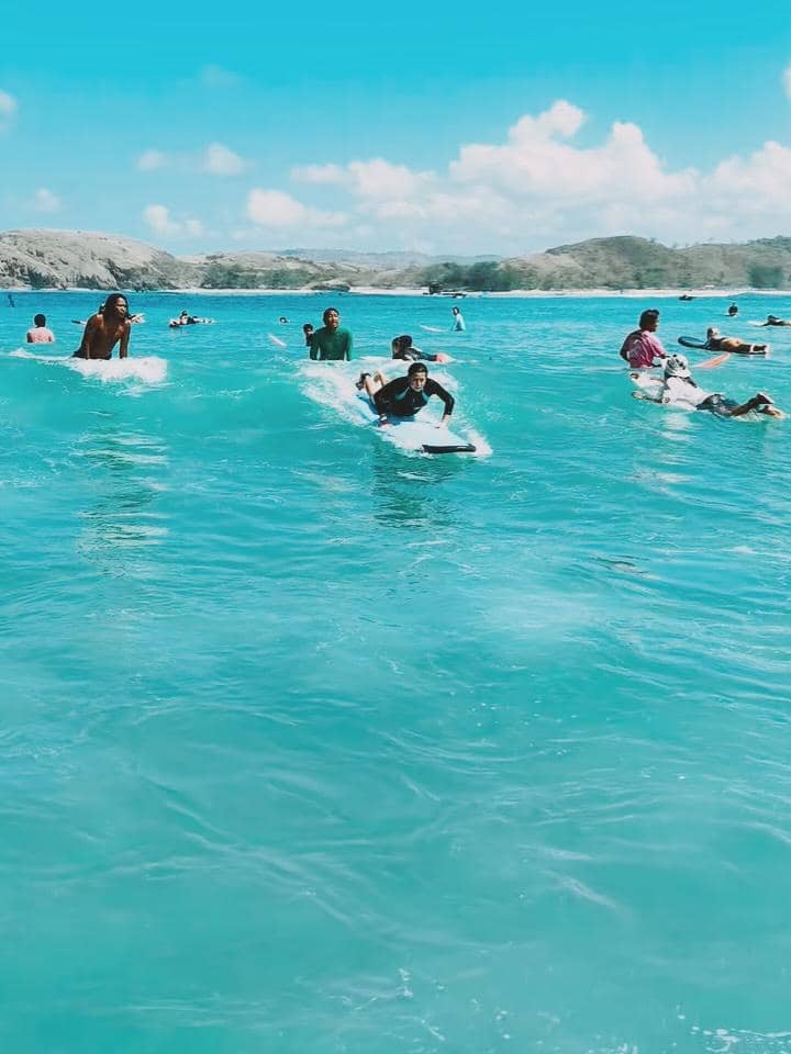 Karin Novilda berselancar di Tanjung Aan
