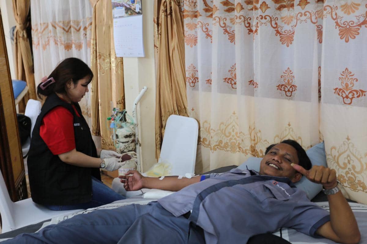 Sejumlah peserta mengikuti kegiatan donor darah yang digelar PT Inalum untuk memperingati HUT ke-81 Kemerdekaan RI.