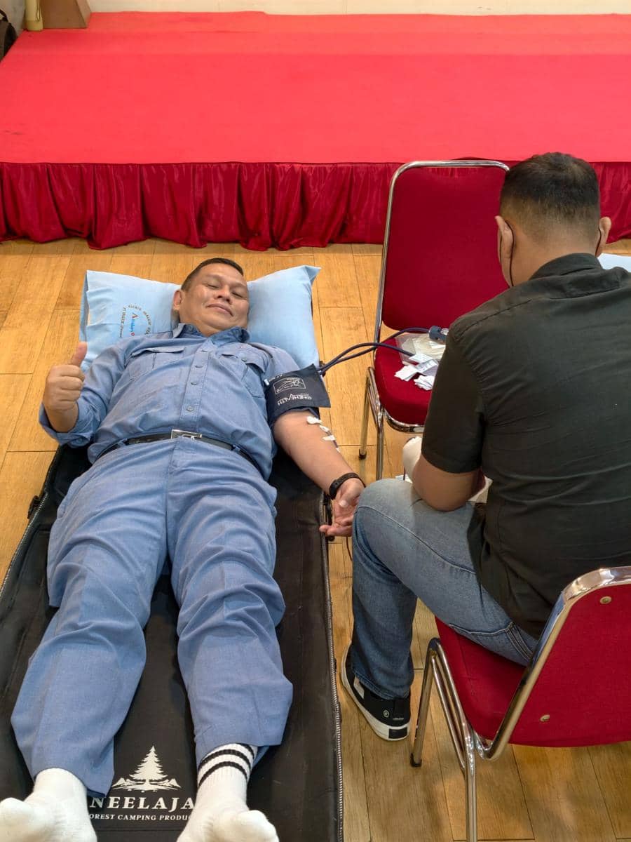 Peserta mengikuti kegiatan donor darah yang digelar PT Inalum untuk memperingati HUT ke-81 Kemerdekaan Republik Indonesia.