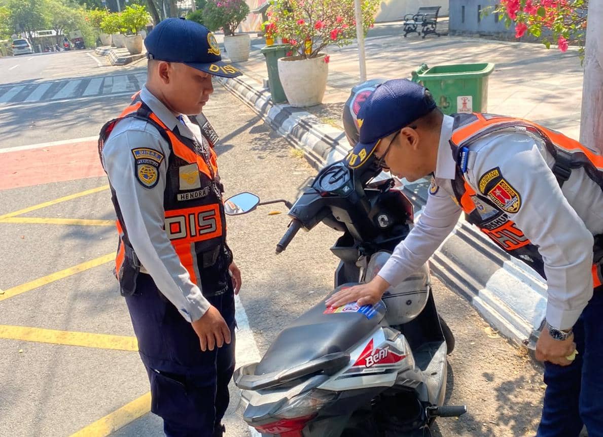 Parkir Liar di Semarang Ditertibkan, Kendaraan Ditempeli Stiker