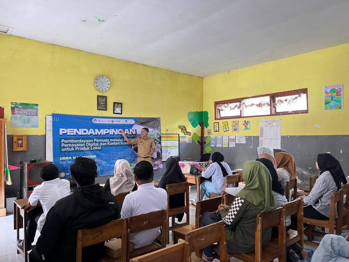 ICD UNESA Dampingi Pemuda Kalianyar Bangun Pemasaran Digital Produk Lo
