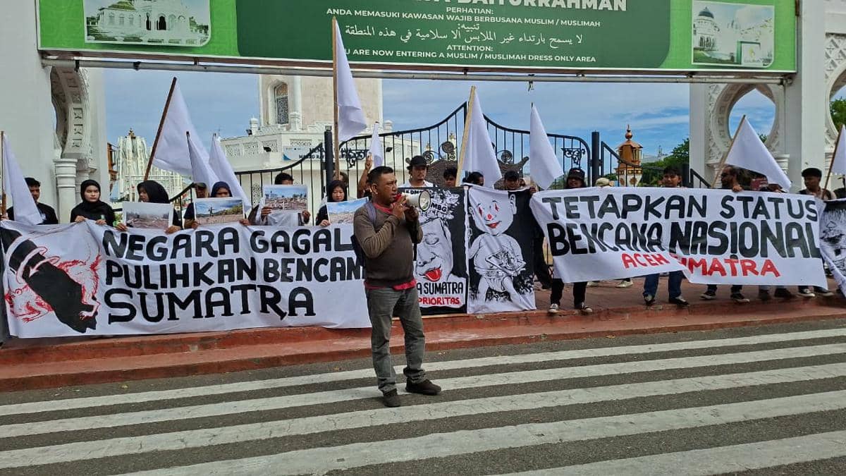 Demonstran Kibarkan Bendera Putih, Soroti 9 Bulan Pemulihan Pasca Bencana
