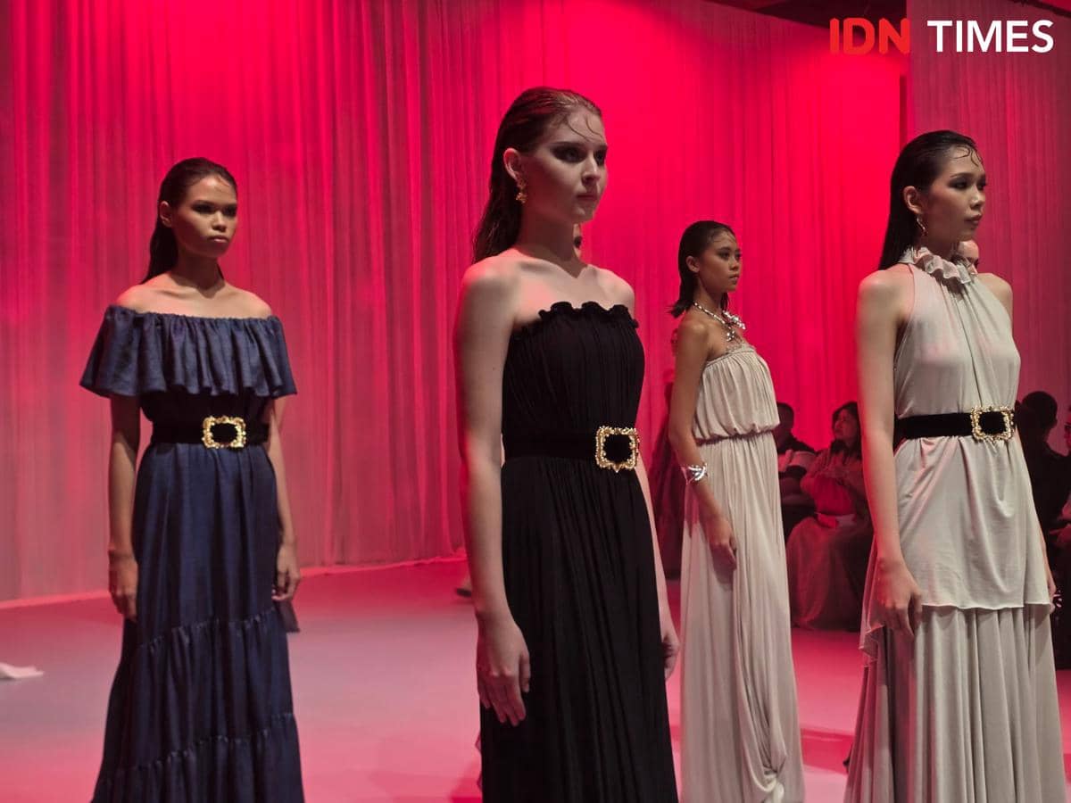 Koleksi "Après la Révolution” S/S 2027 karya Yosafat Dwi Kurniawan di Langham Fashion Soiree