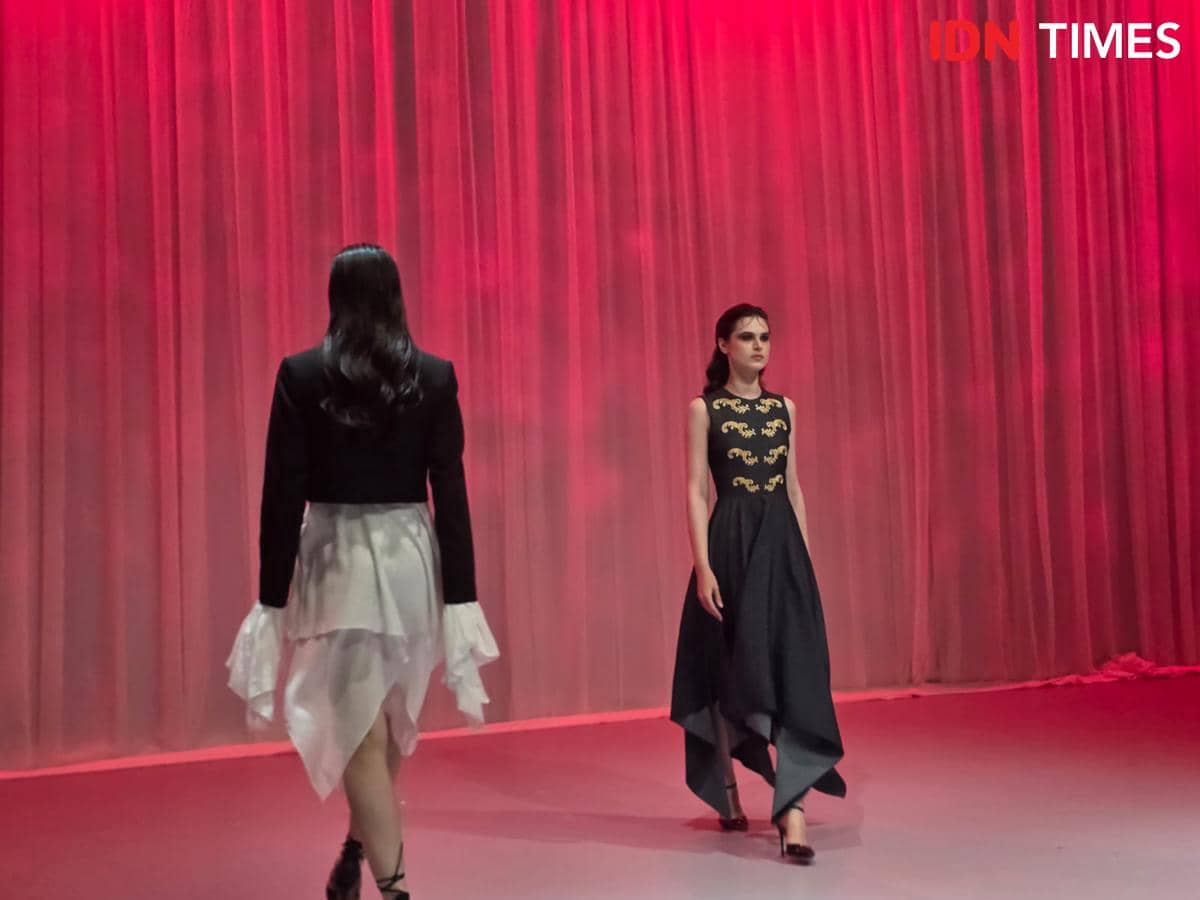 Koleksi "Après la Révolution” S/S 2027 karya Yosafat Dwi Kurniawan di Langham Fashion Soiree