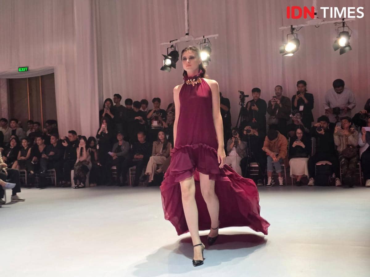 Koleksi "Après la Révolution” S/S 2027 karya Yosafat Dwi Kurniawan di Langham Fashion Soiree