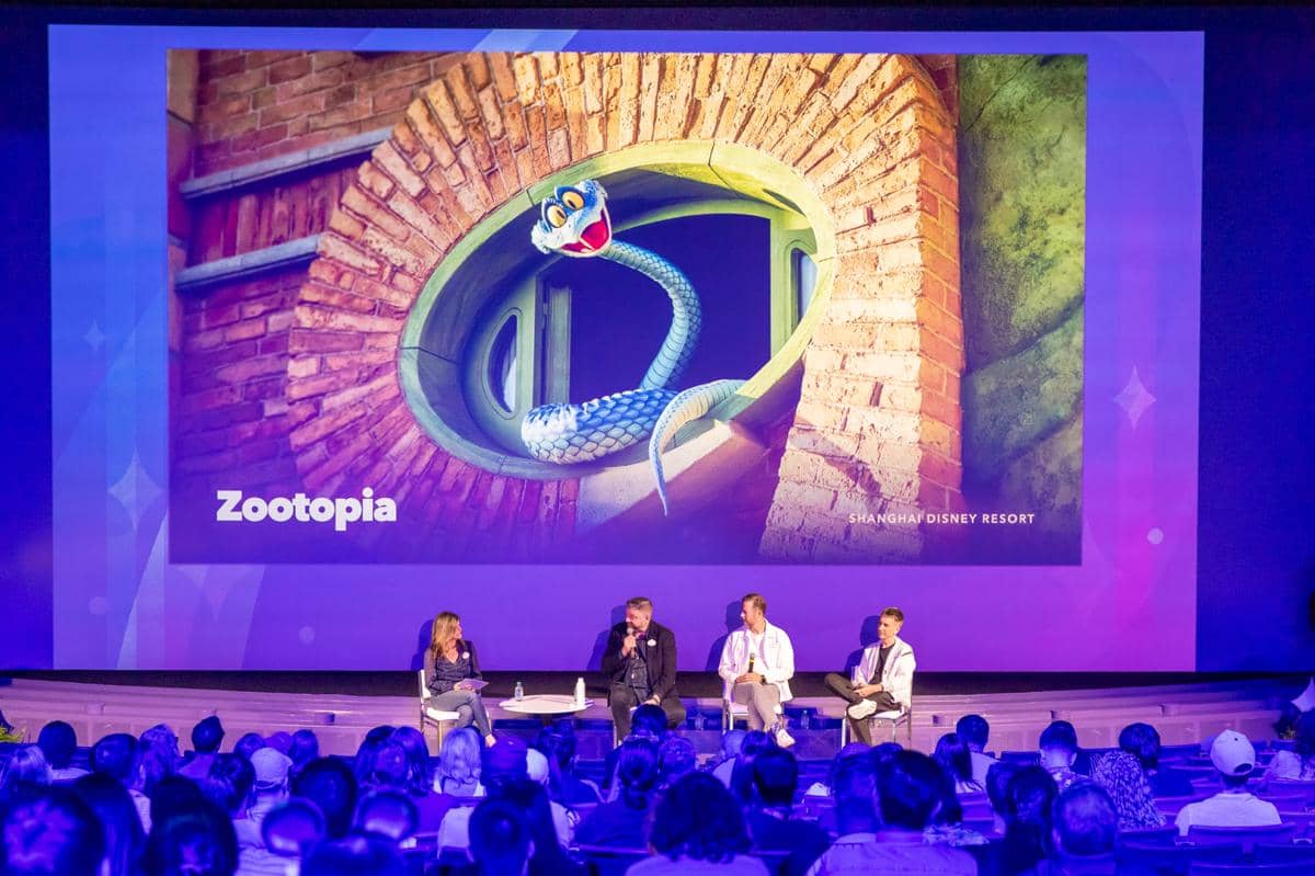Empat panelis Disney duduk di panggung acara D23 2026 untuk membahas inovasi kreatif di balik pengalaman Disney global.