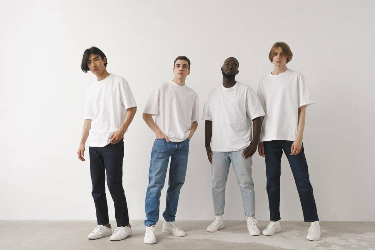 kaos polos dipadukan celana jeans