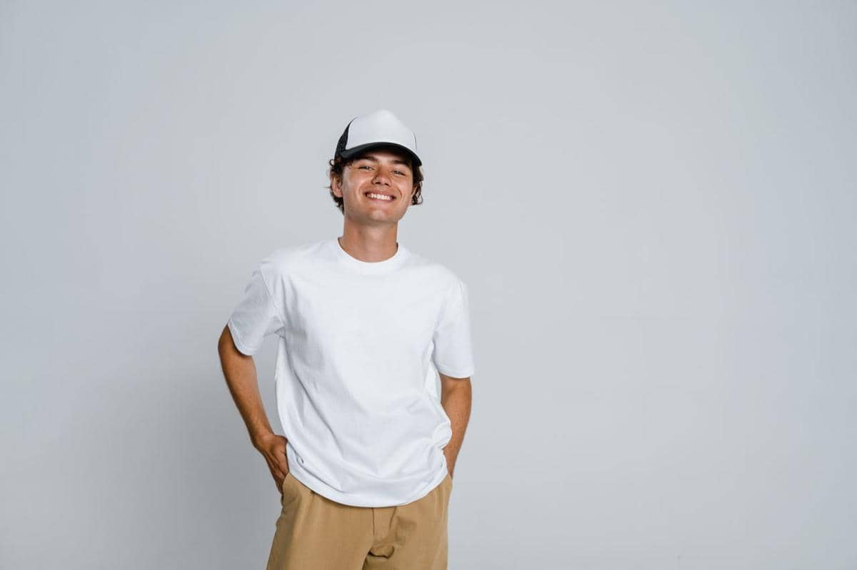 kaos polos dipadukan topi