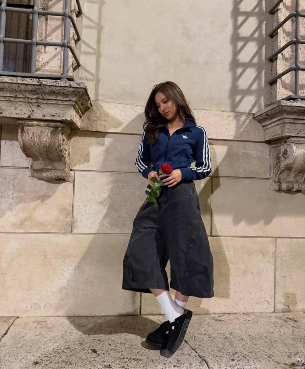 Bonnie Pattraphus mengenakan padu padan celana pendek dalam unggahan gaya busana dari akun Instagram @beonnnie.