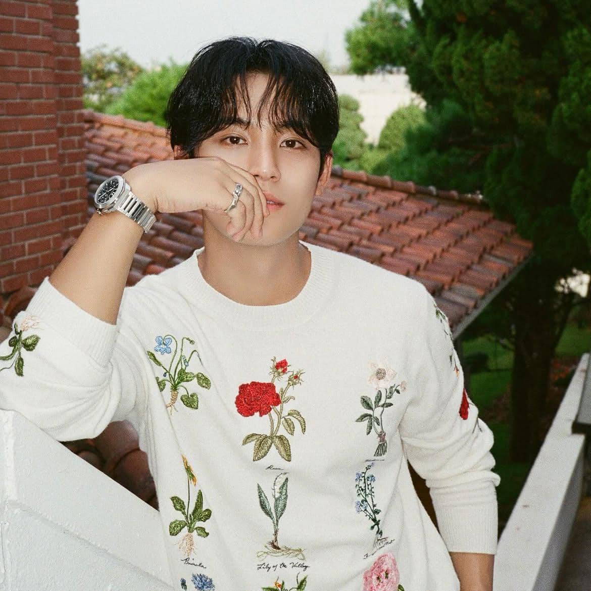 potret Mingyu bersama Bvlgari