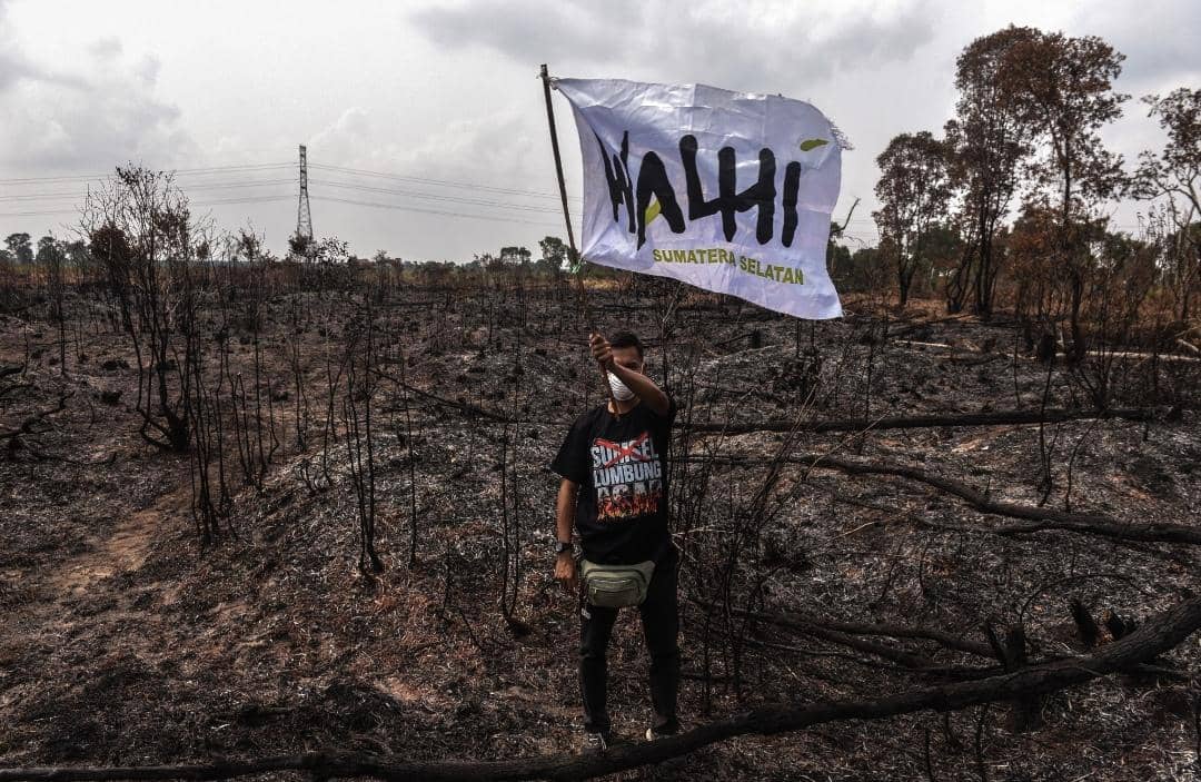 Walhi Sumsel menggelar aksi simbolik 'Sumsel Lumbung Asap di lahan yang terbakar.