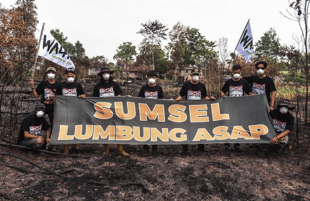 Walhi Sumsel menggelar aksi simbolik 'Sumsel Lumbung Asap di lahan yang terbakar.