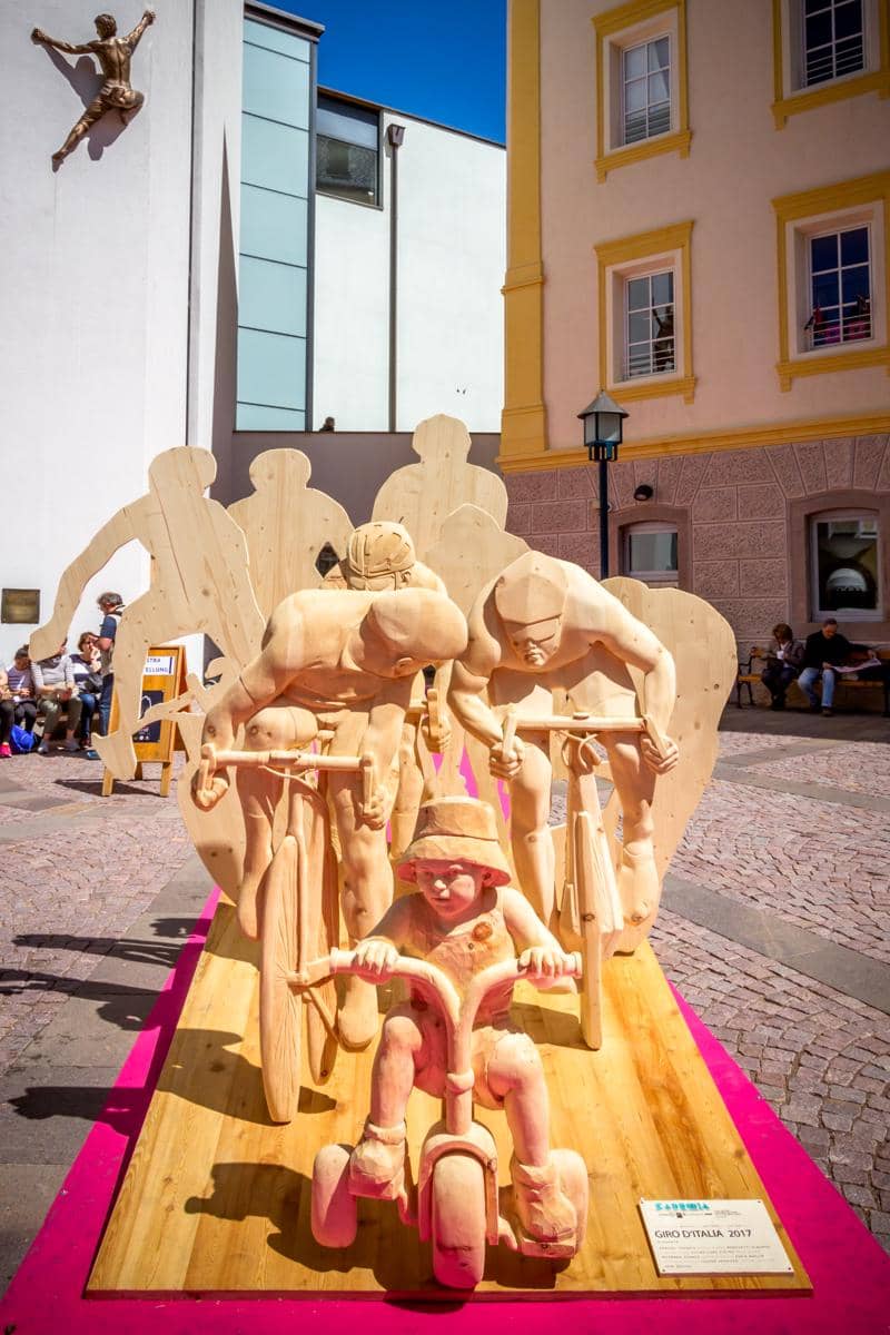 Ortisei terkenal dengan kerajinan ukiran kayunya