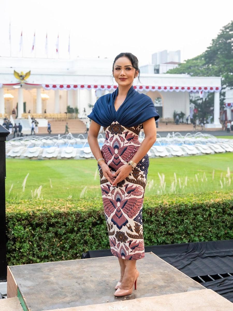 Kris Dayanti bersiap tampil untuk peringatan HUT ke-81 Republik Indonesia berdasarkan unggahan Instagramnya.