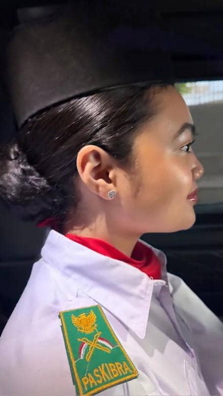 Amora Lemos mengenakan seragam paskibra putih lengkap saat menjadi petugas upacara peringatan 17 Agustus.