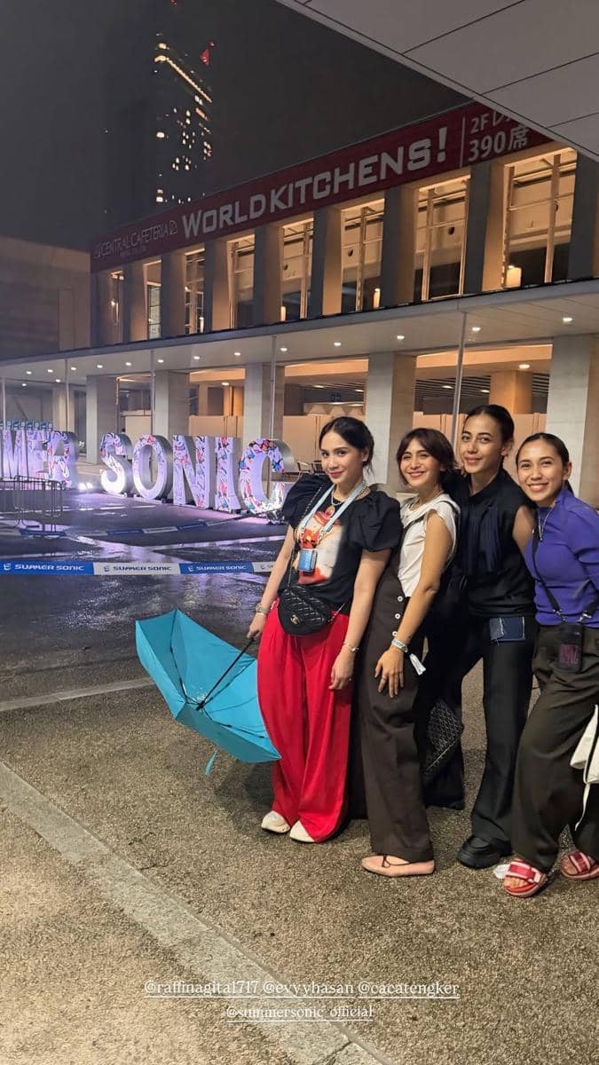 Nagita Slavina berada di area konser Summer Sonic Jepang sambil menyaksikan penampilan Jennie di panggung.