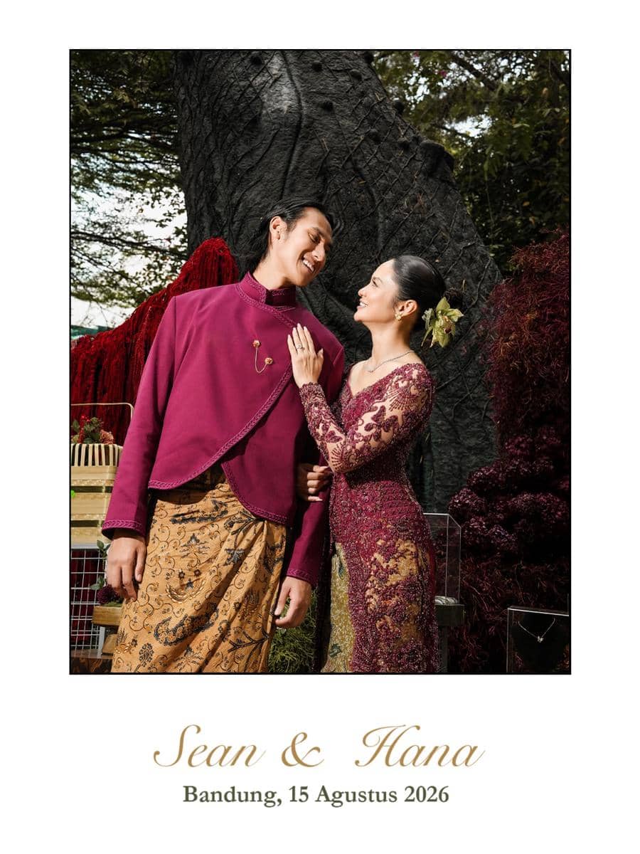 Sean Gelael dan Hana Malasan berpose bersama dalam potret acara lamaran mereka.