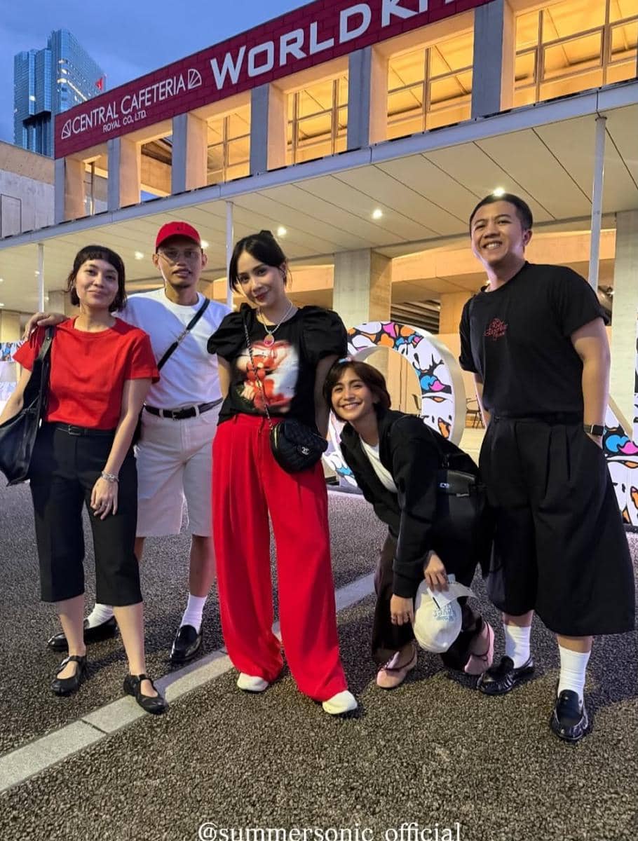 Nagita Slavina saat menonton Jennie di festival Summer Sonic Jepang, diunggah melalui akun Instagram Raffi Nagita.