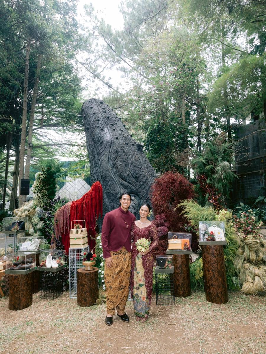 Sean Gelael dan Hana Malasan berpose bersama dalam potret lamaran yang diunggah melalui akun Instagram Hana Malasan.
