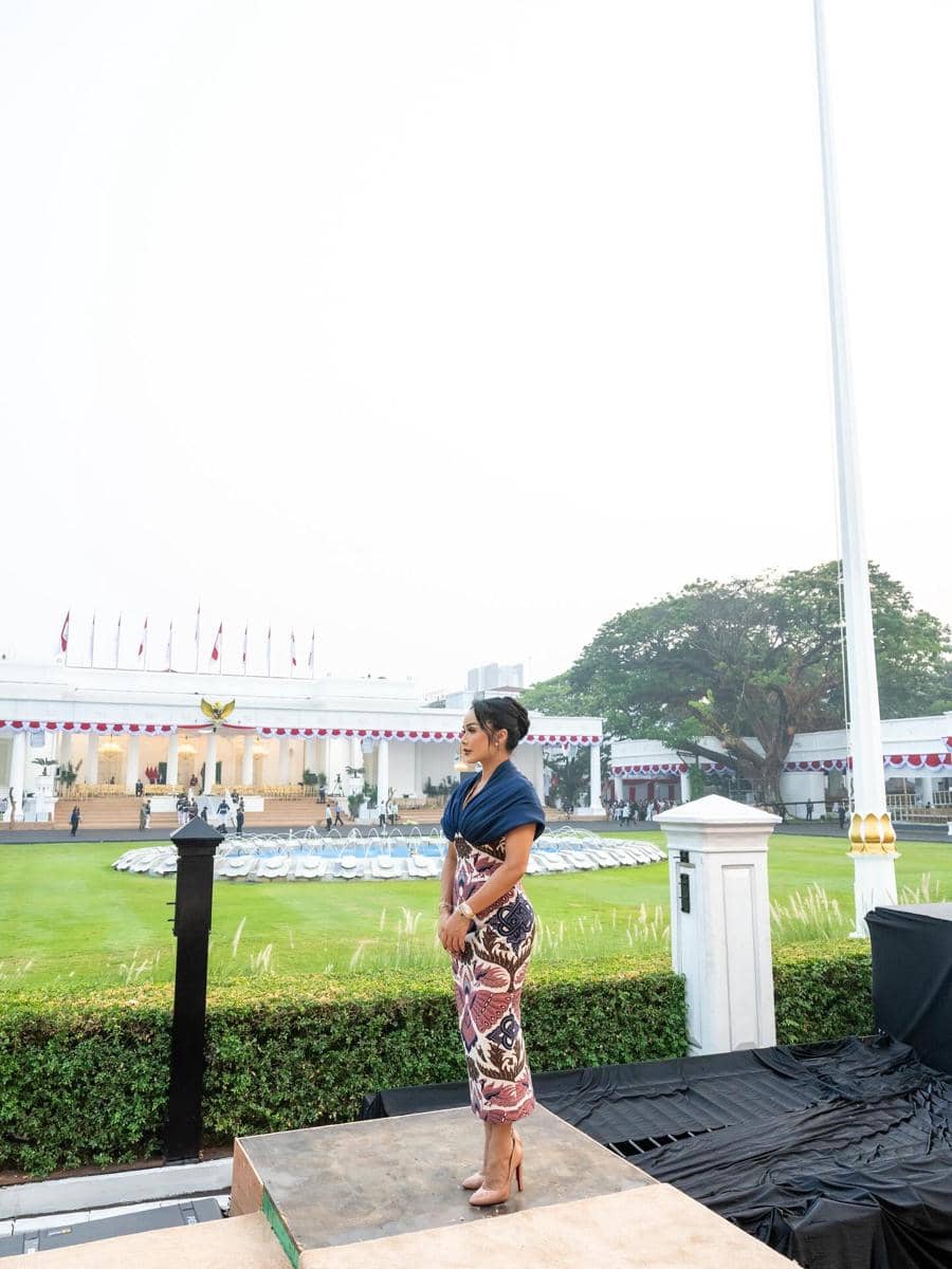 Kris Dayanti melakukan persiapan untuk tampil dalam perayaan Hari Ulang Tahun Republik Indonesia ke-81.