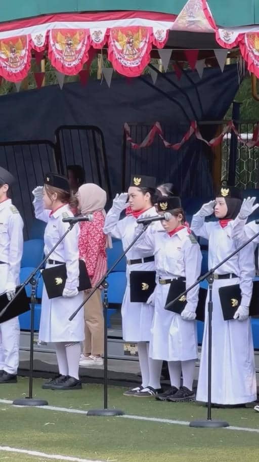 Amora Lemos mengenakan seragam putih Paskibraka saat bertugas dalam upacara 17 Agustus dengan sikap tegap.