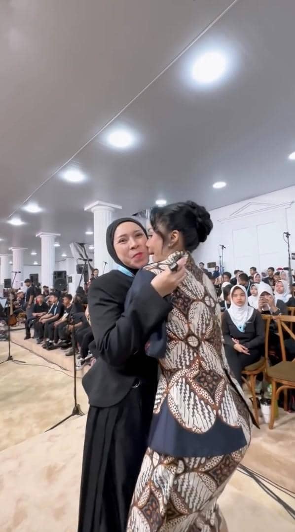 Kris Dayanti bersiap tampil untuk peringatan HUT ke-81 Republik Indonesia, menurut unggahan Instagramnya.