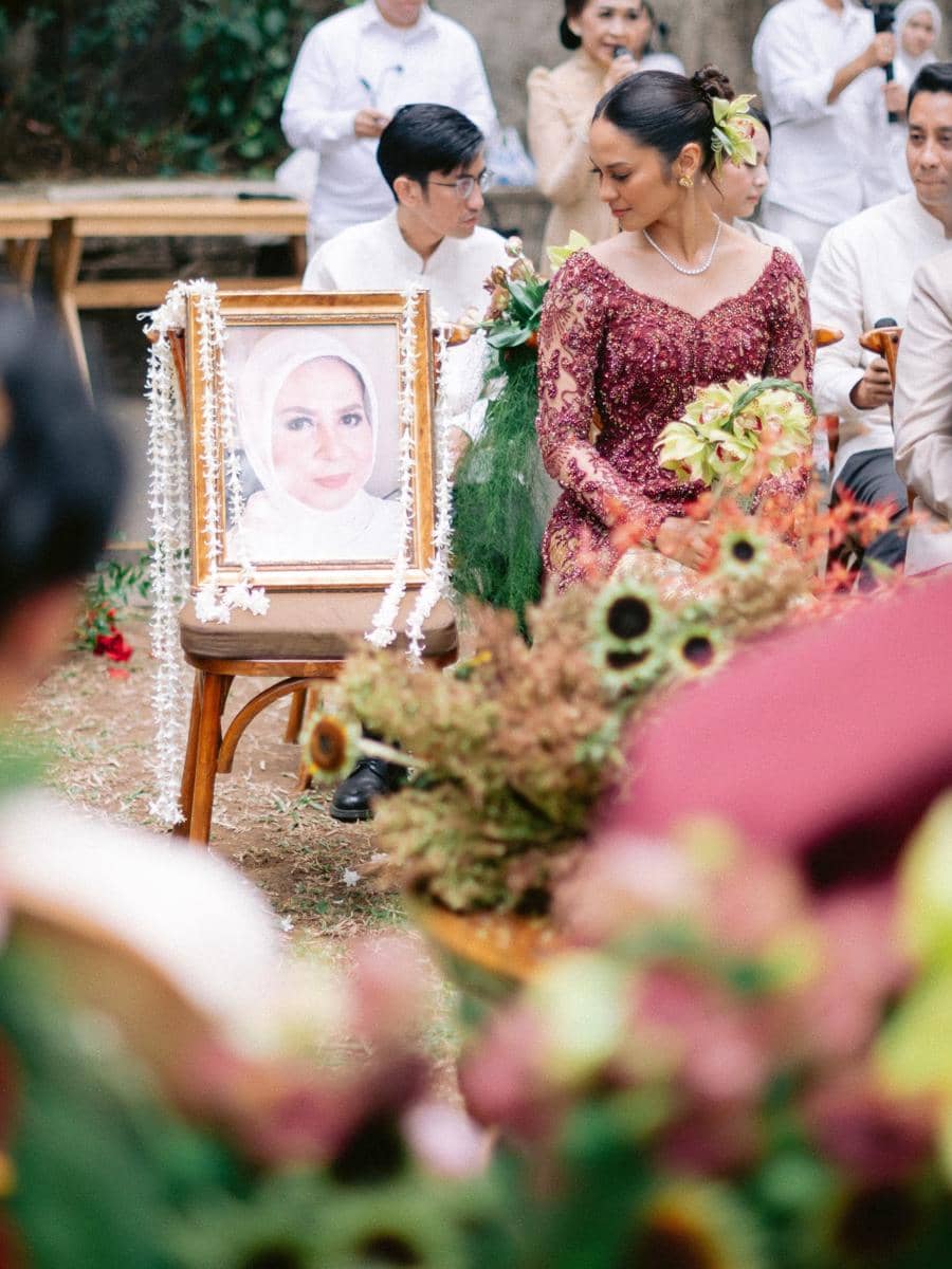 Sean Gelael dan Hana Malasan berpose bersama dalam potret lamaran yang dibagikan melalui Instagram Hana Malasan.