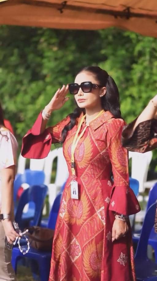 Amora Lemos mengenakan seragam Paskibraka putih saat bertugas dalam upacara peringatan 17 Agustus.