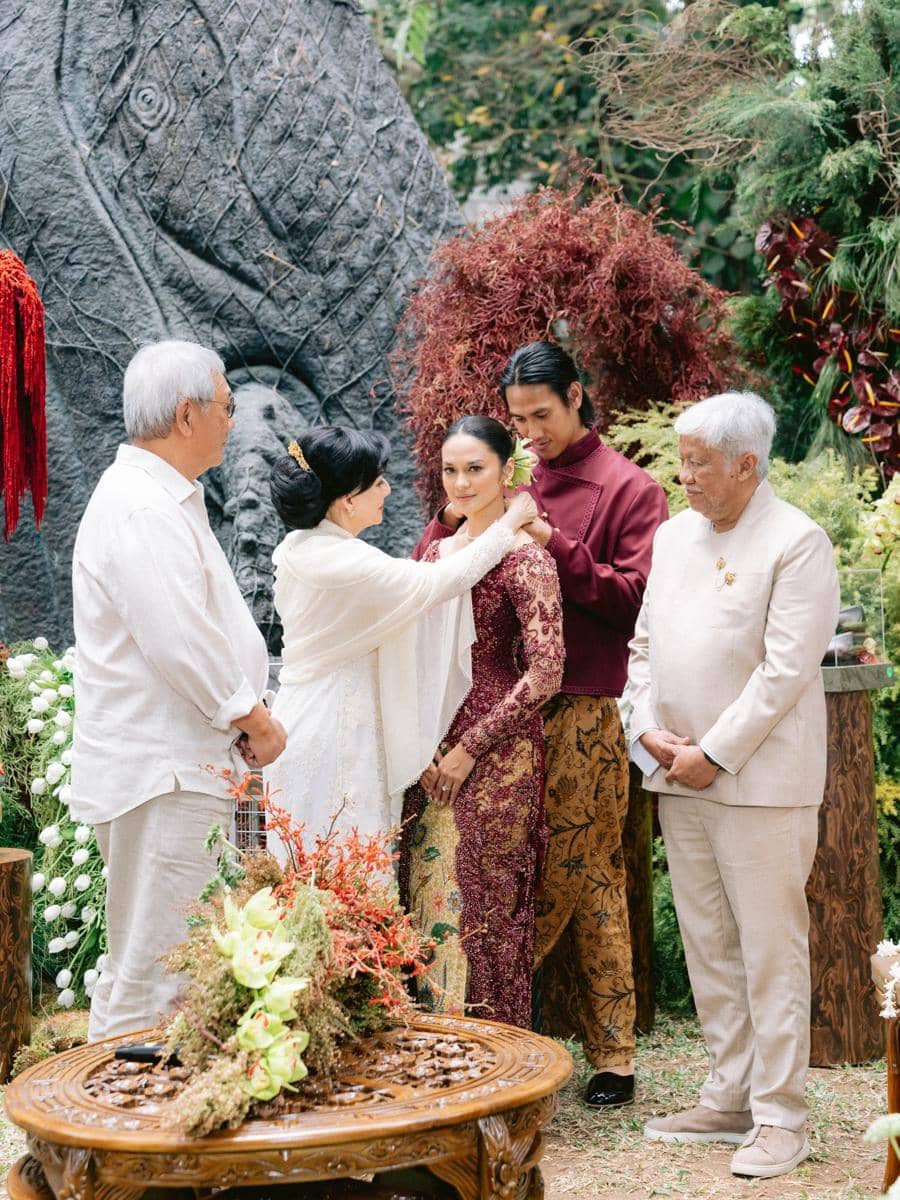 Sean Gelael dan Hana Malasan dalam potret lamaran yang dibagikan melalui akun Instagram Hana Malasan.